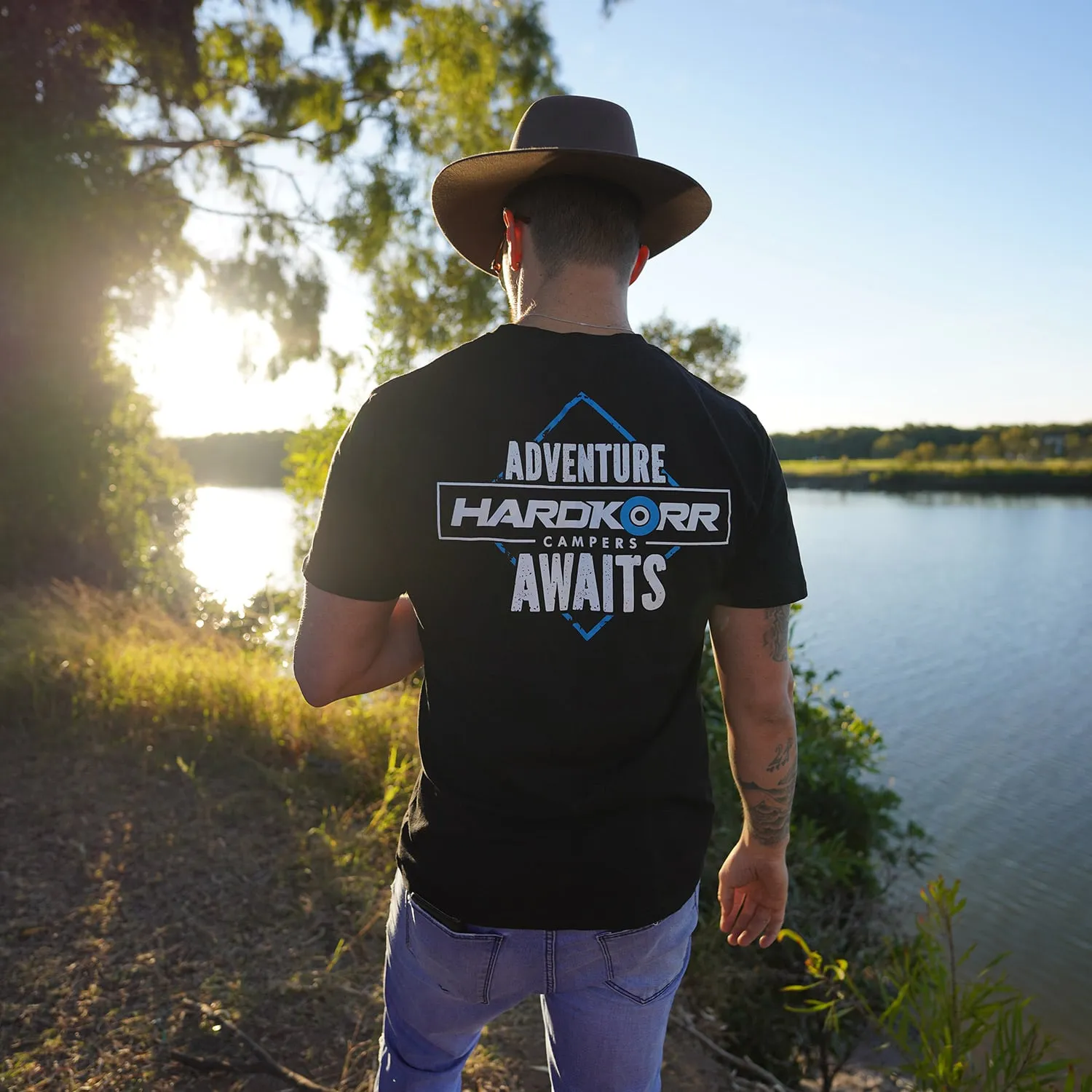 T-Shirt Unisex - Adventure Awaits (HK Campers)