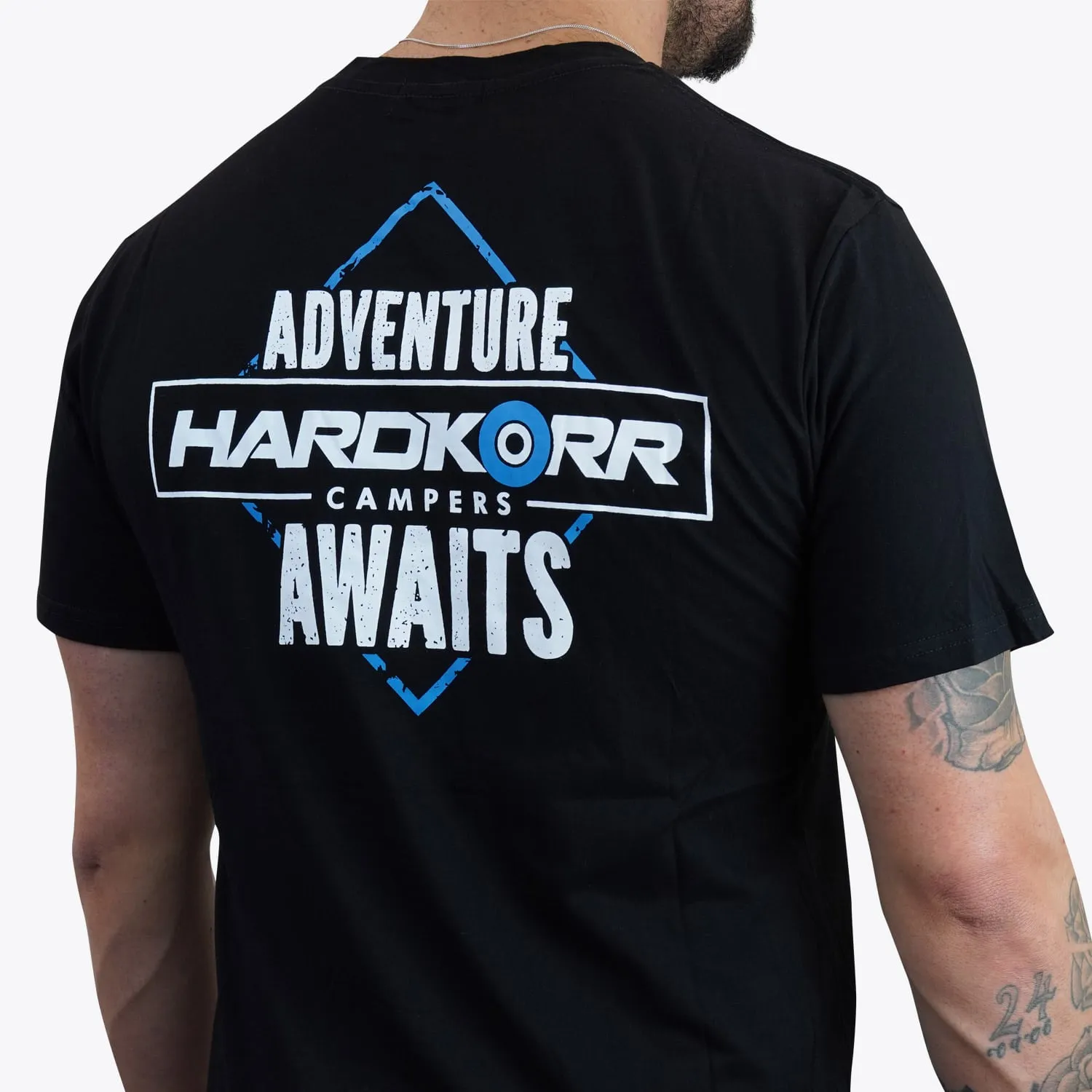 T-Shirt Unisex - Adventure Awaits (HK Campers)